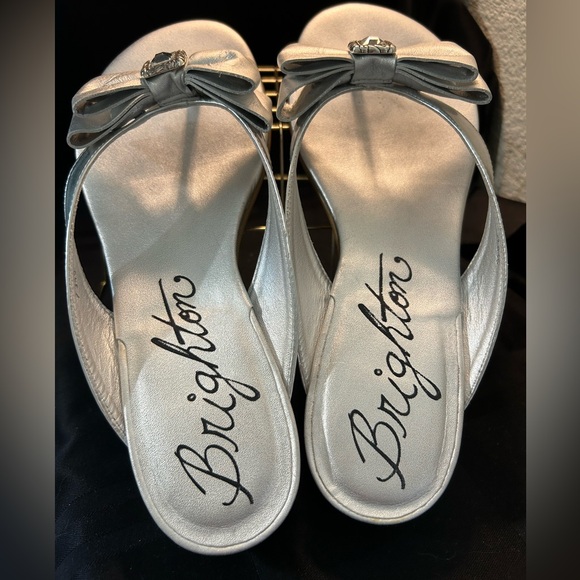BRIGHTON ‘NELL’ SILVER METALLIC LEATHER BOW SANDAL w/Crystal Accent Sz. 7 - Picture 4 of 12